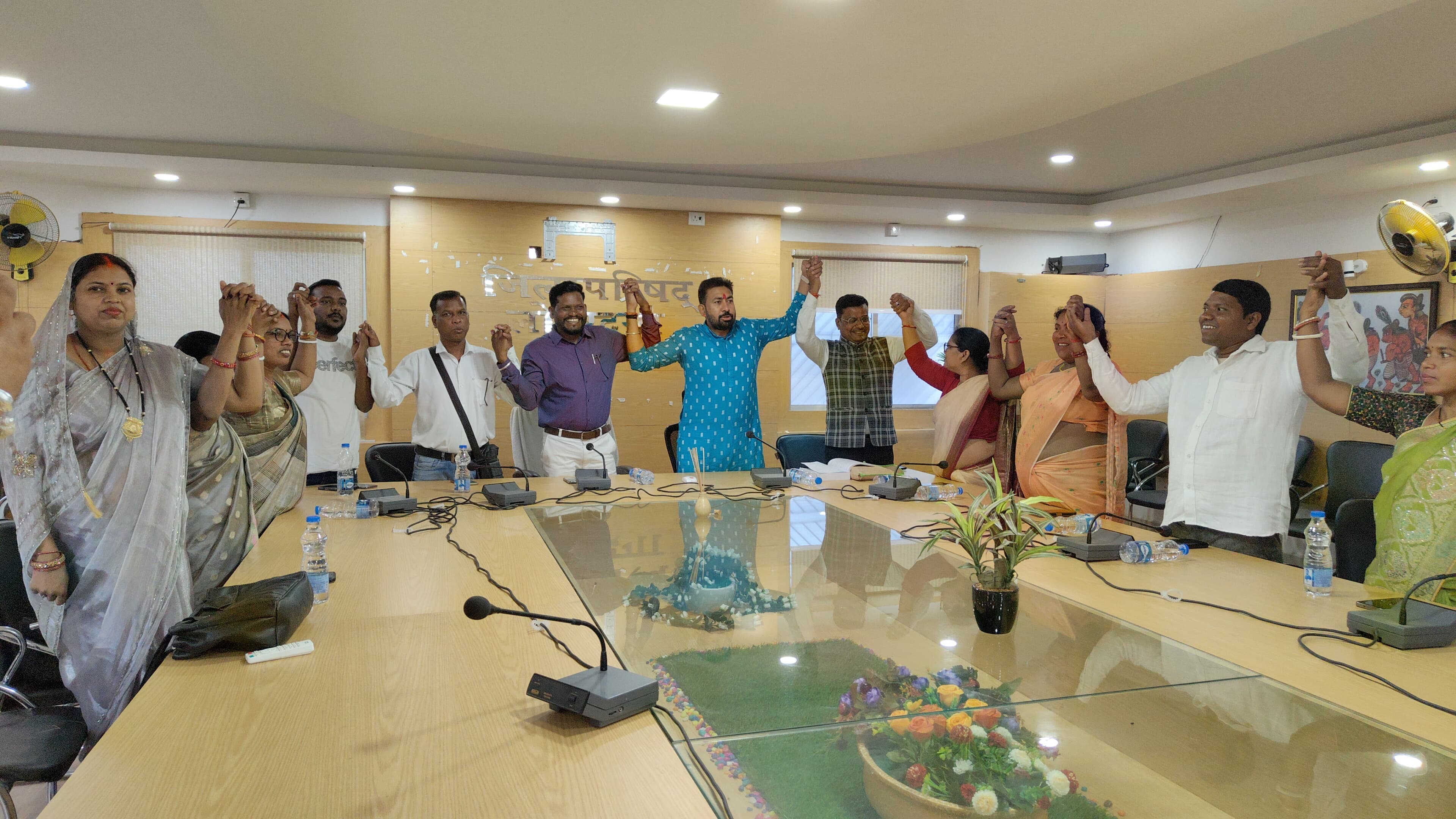 बैठक में उपस्थित सदस्य