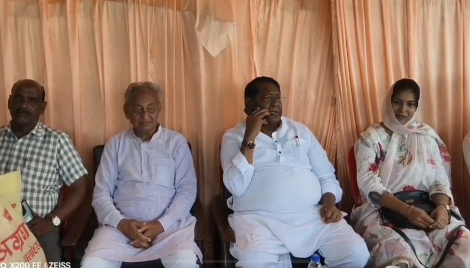 अपने कार्यालय परिसर में उपस्थित विधायक व अन्य