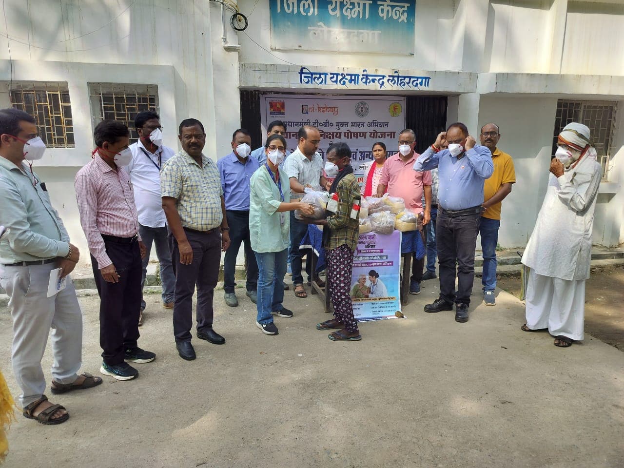 पोषाहार का वितरण करते पदाधिकारी