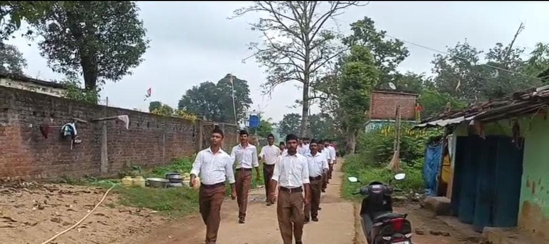 पथ संचलन में शामिल स्वयंसेवक