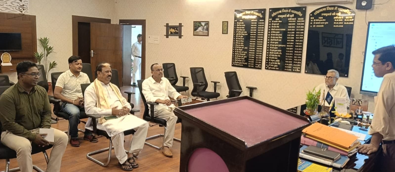 उपायुक्त से मुलाकात करते पदाधिकारीगण