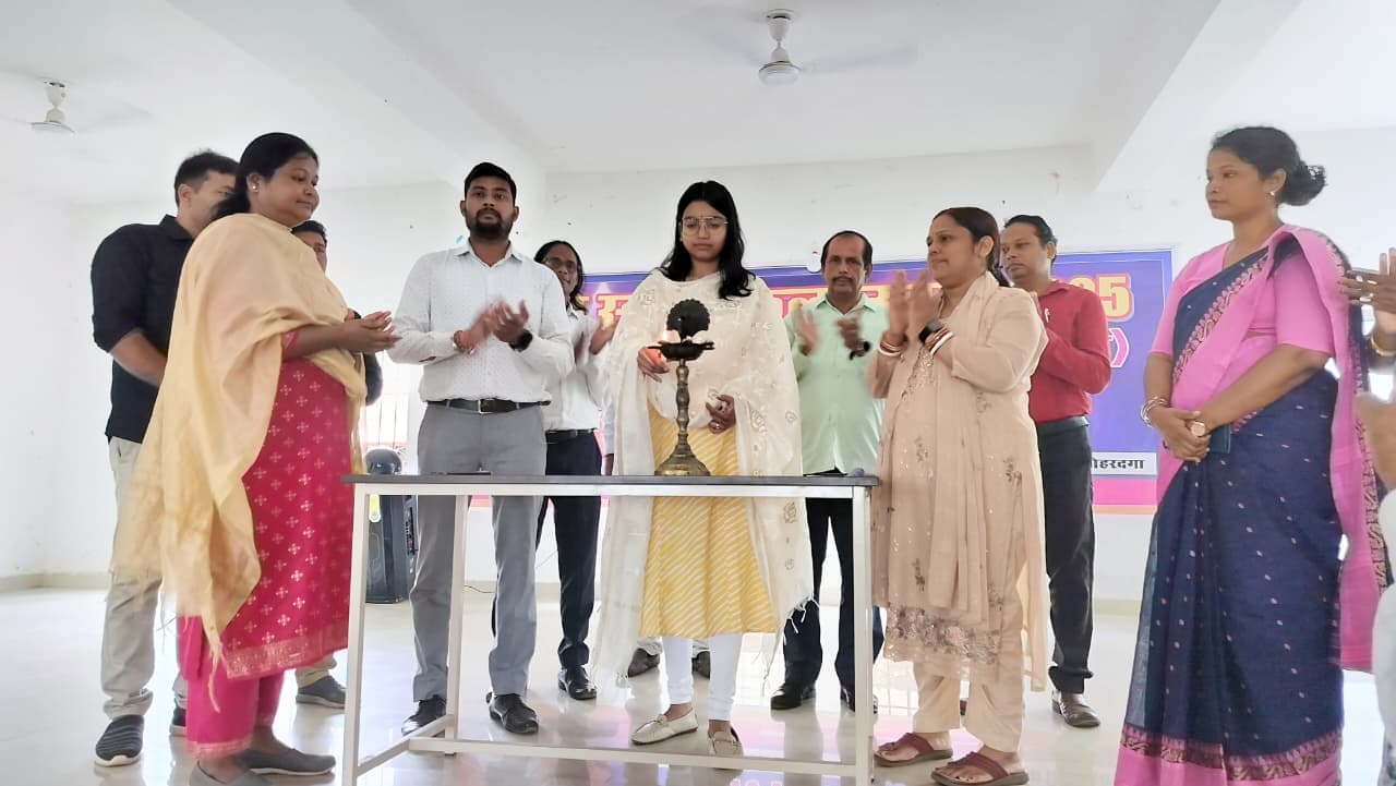 कार्यक्रम का उद्घाटन करते अतिथि