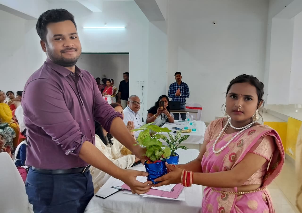 प्रतिभागी को सम्मानित करते