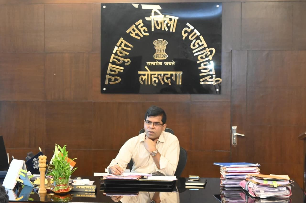 बैठक करते उपायुक्त