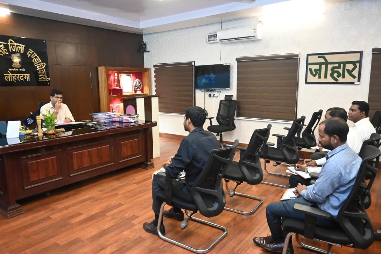 बैठक करते पदाधिकारी