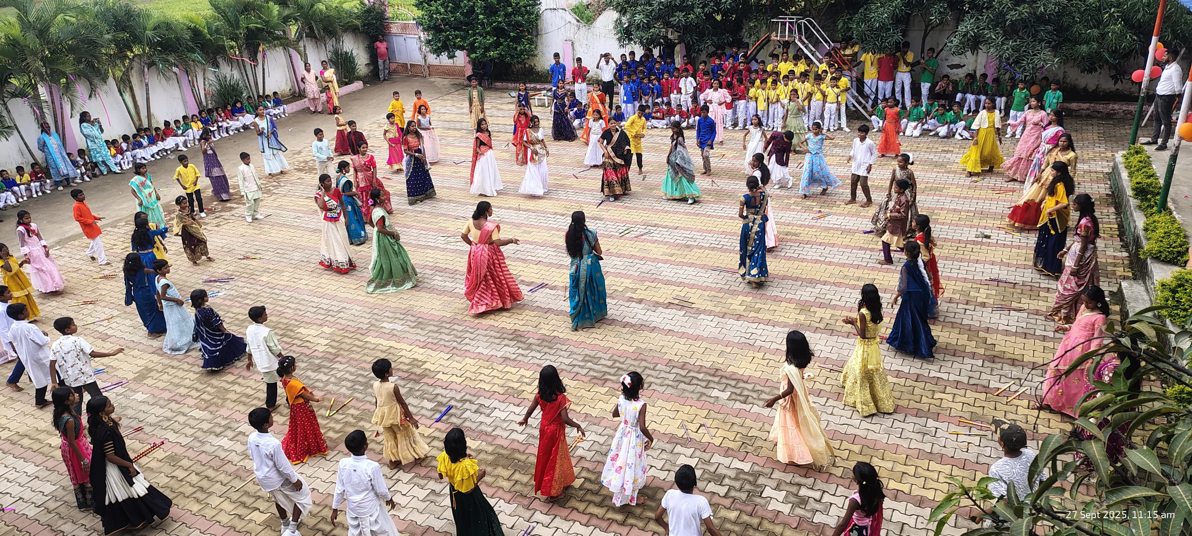 डांडिया करते छात्राएं