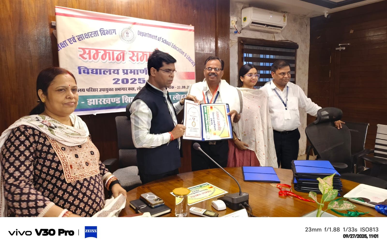 प्रमाण पत्र देकर सम्मानित करते उपायुक्त