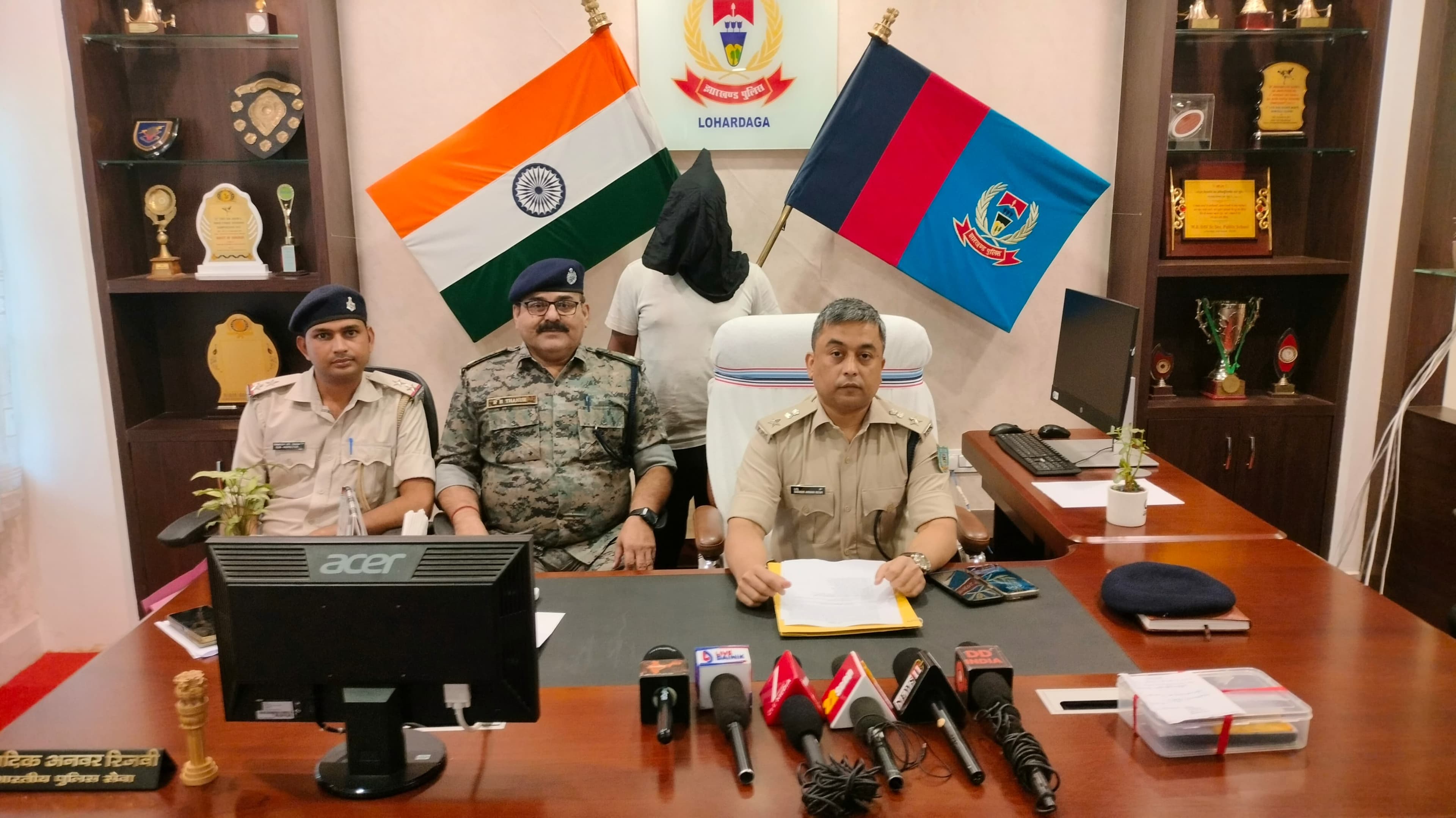 आरोपी को प्रस्तुत करते एसपी लोहरदगा