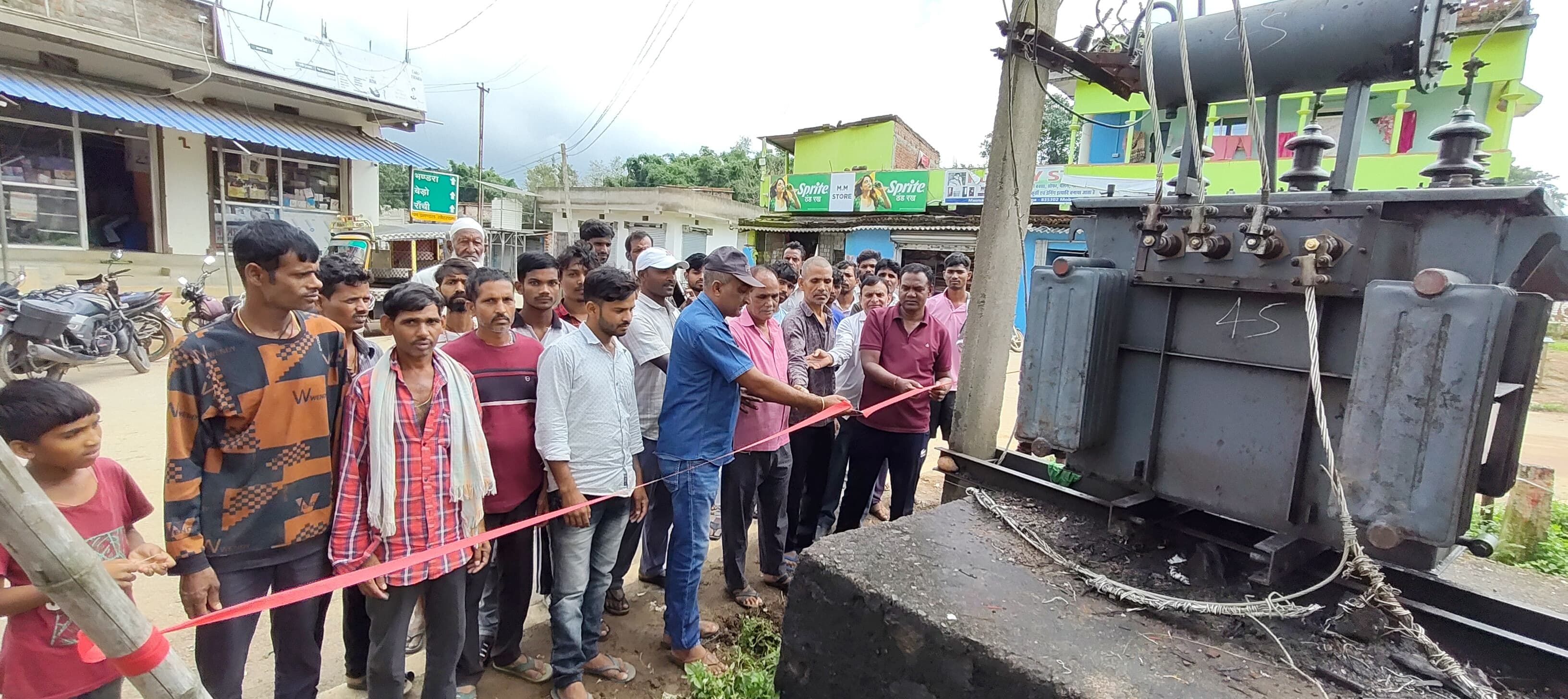 उद्घाटन करते अतिथि