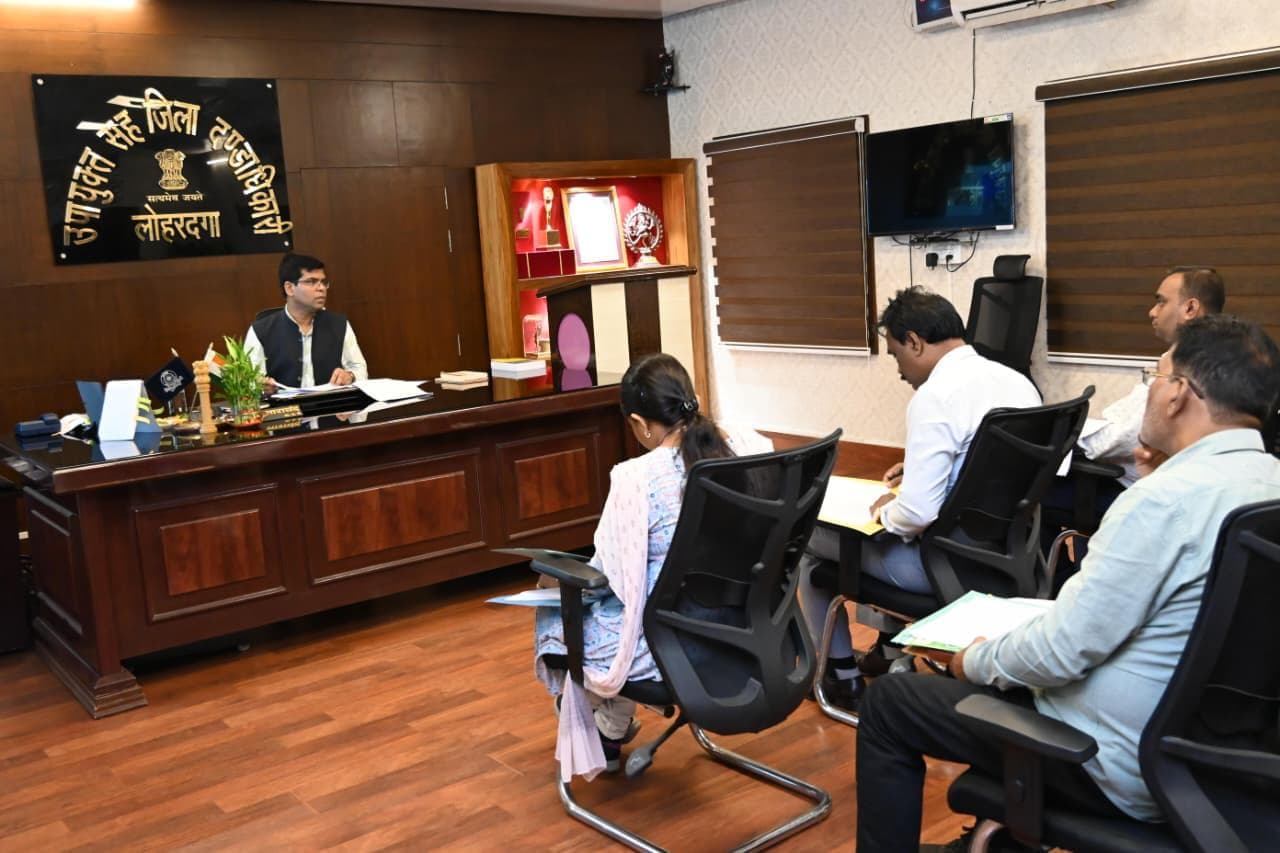 बैठक करते उपायुक्त