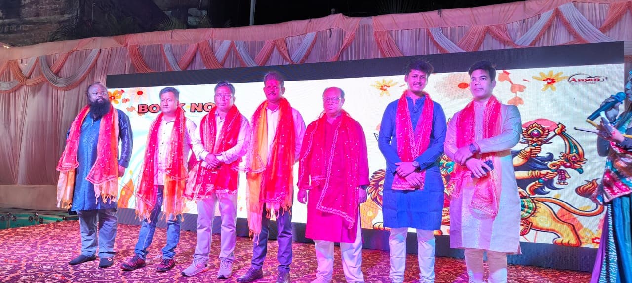 मंच पर उपस्थित अतिथिगण