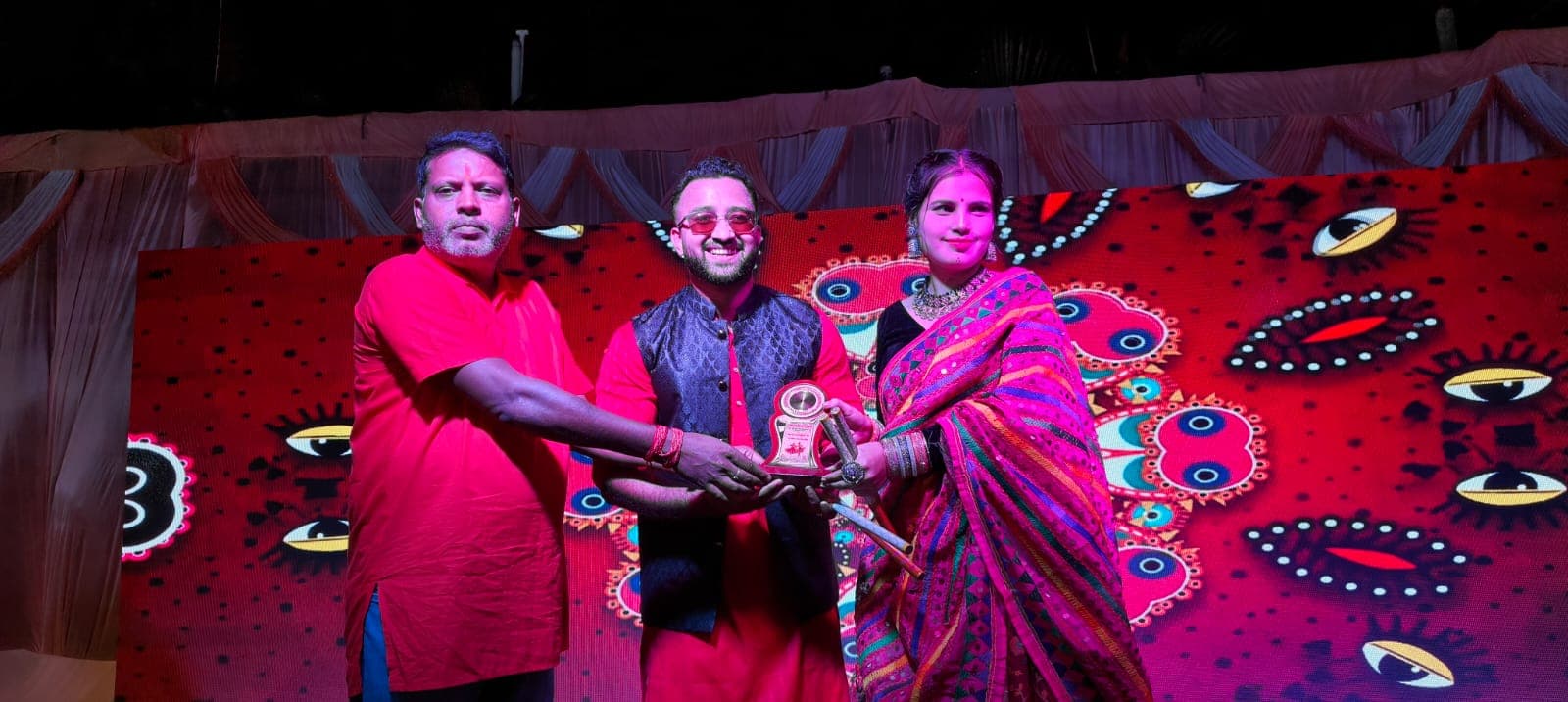 सम्मानित करते अतिथि