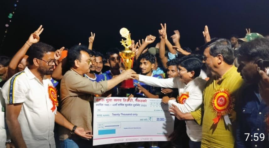 पुरस्कार प्राप्त करते खिलाड़ी