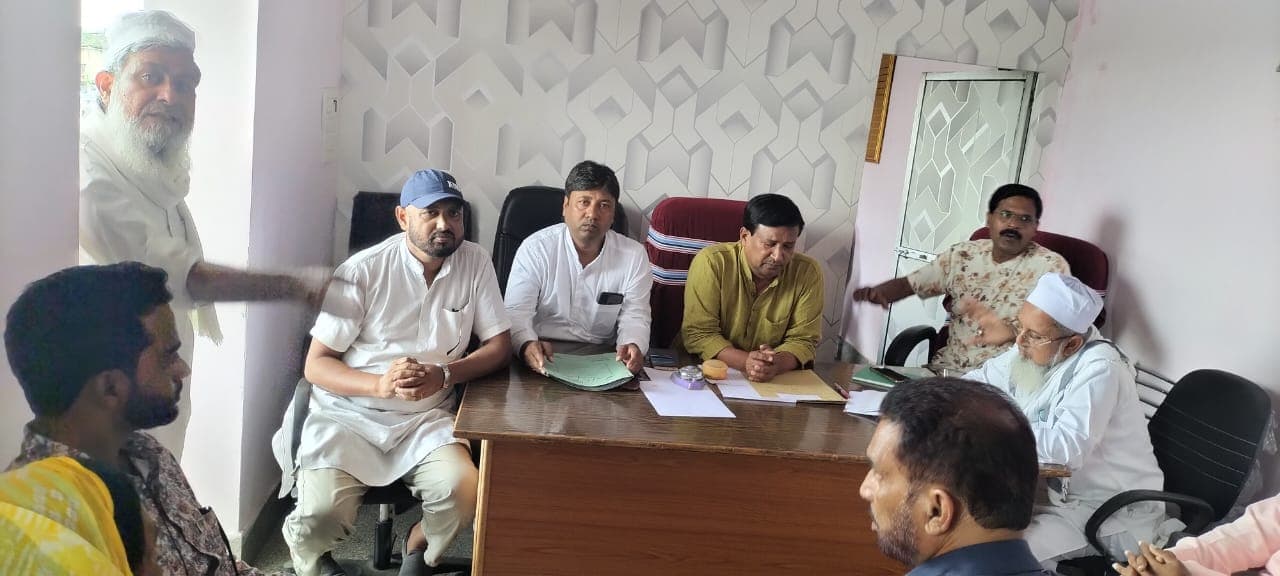 मामलों की सुनवाई करते अंजुमन के पदाधिकारी