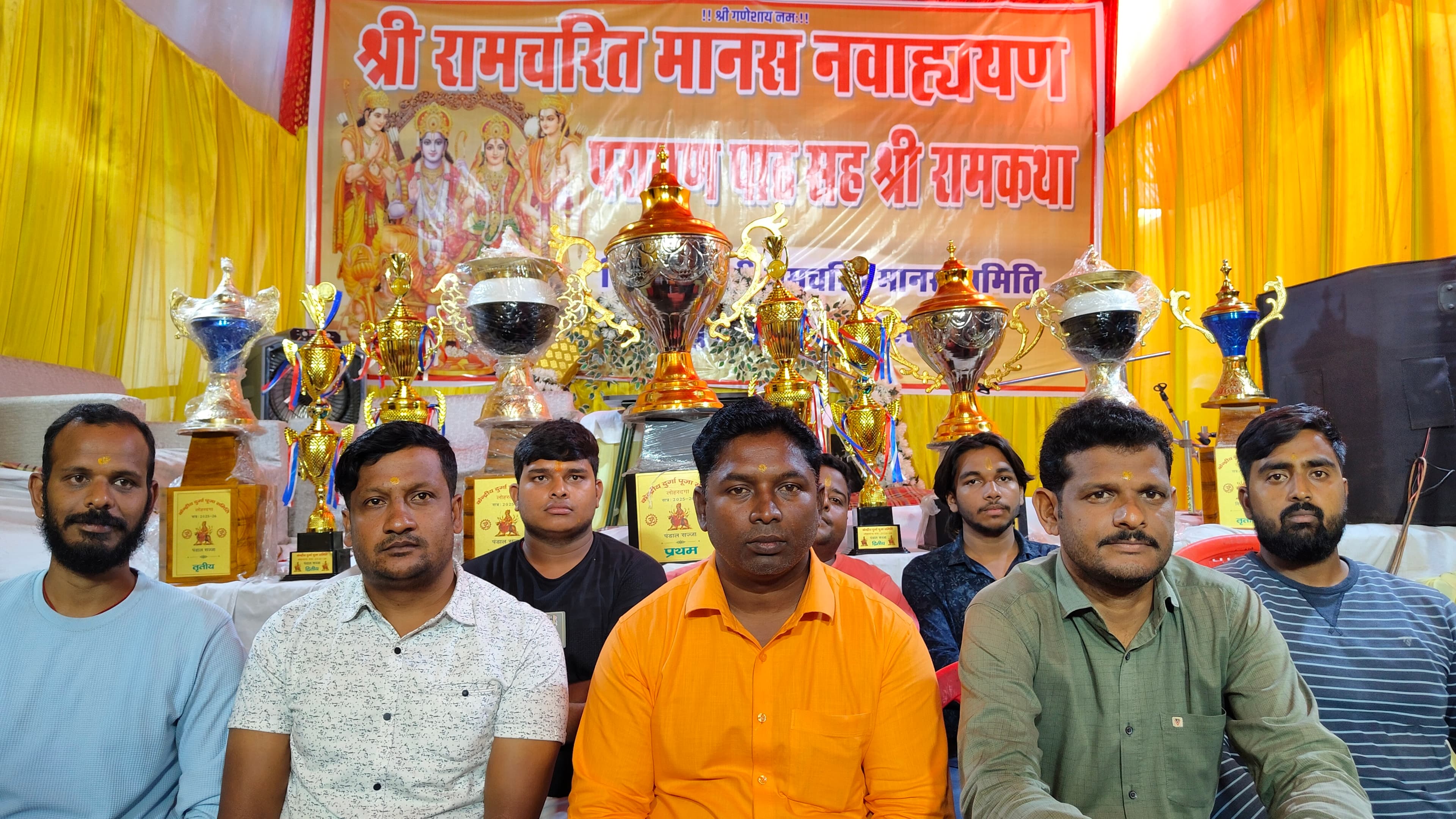 प्रेस कॉन्फ्रेंस को संबोधित करते केंद्रीय दुर्गा पूजा समिति के पदाधिकारी