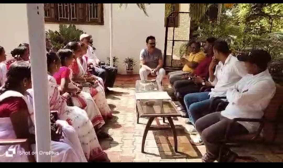 ग्रामीणों की समस्या सुनते सांसद