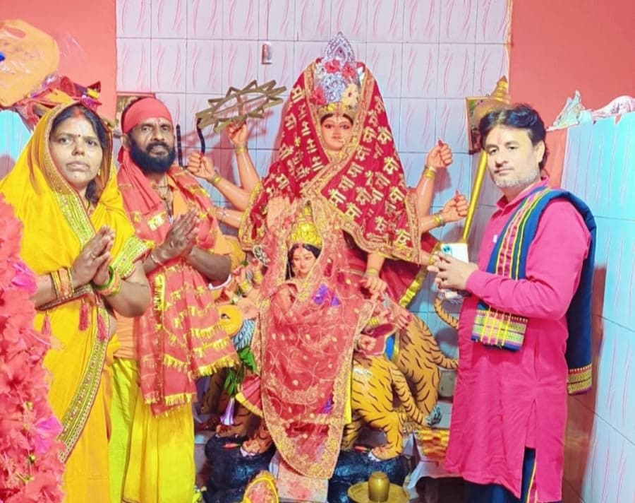 मौके पर उपस्थित श्रद्धालु