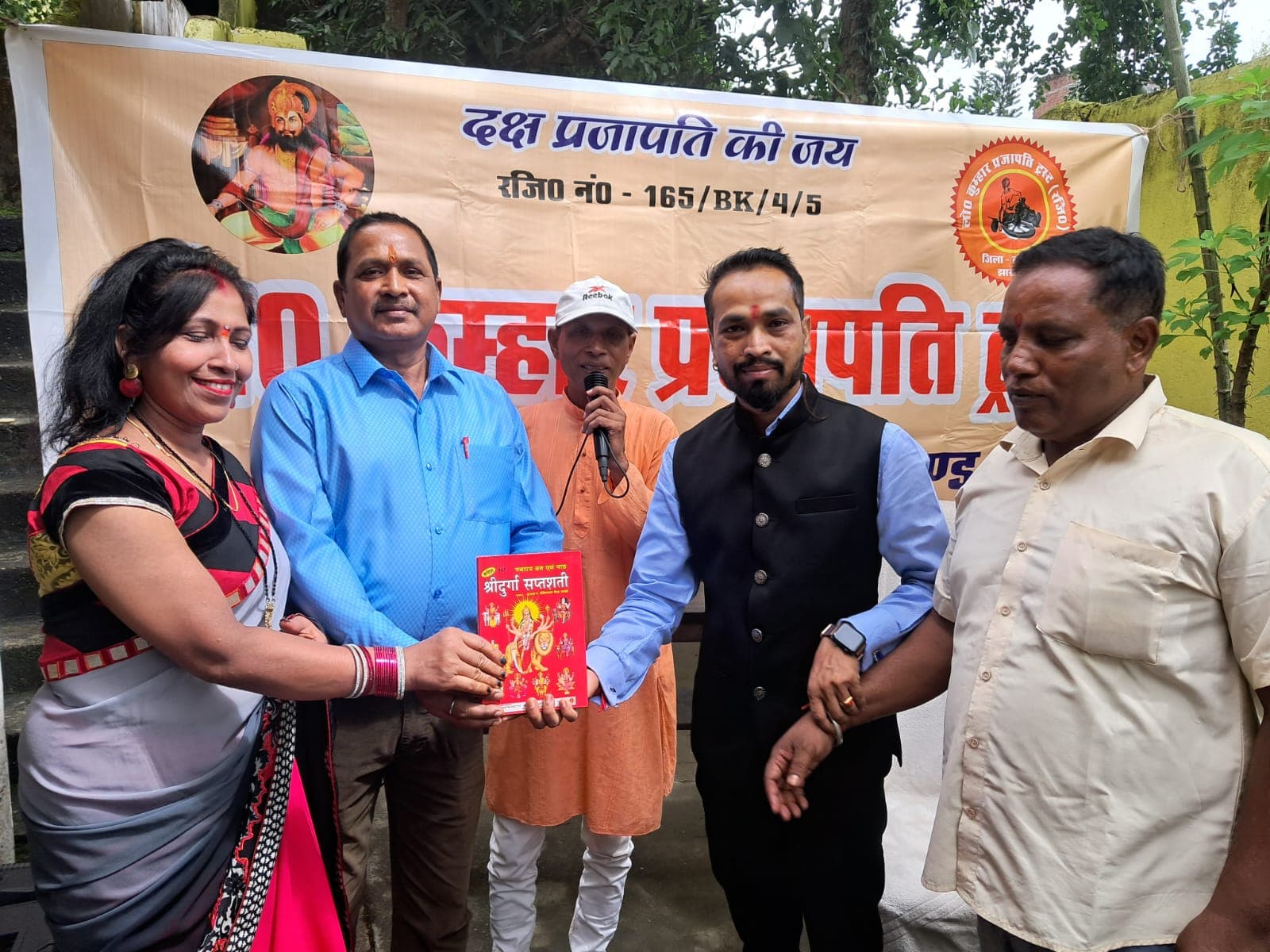सम्मानित करते अतिथि