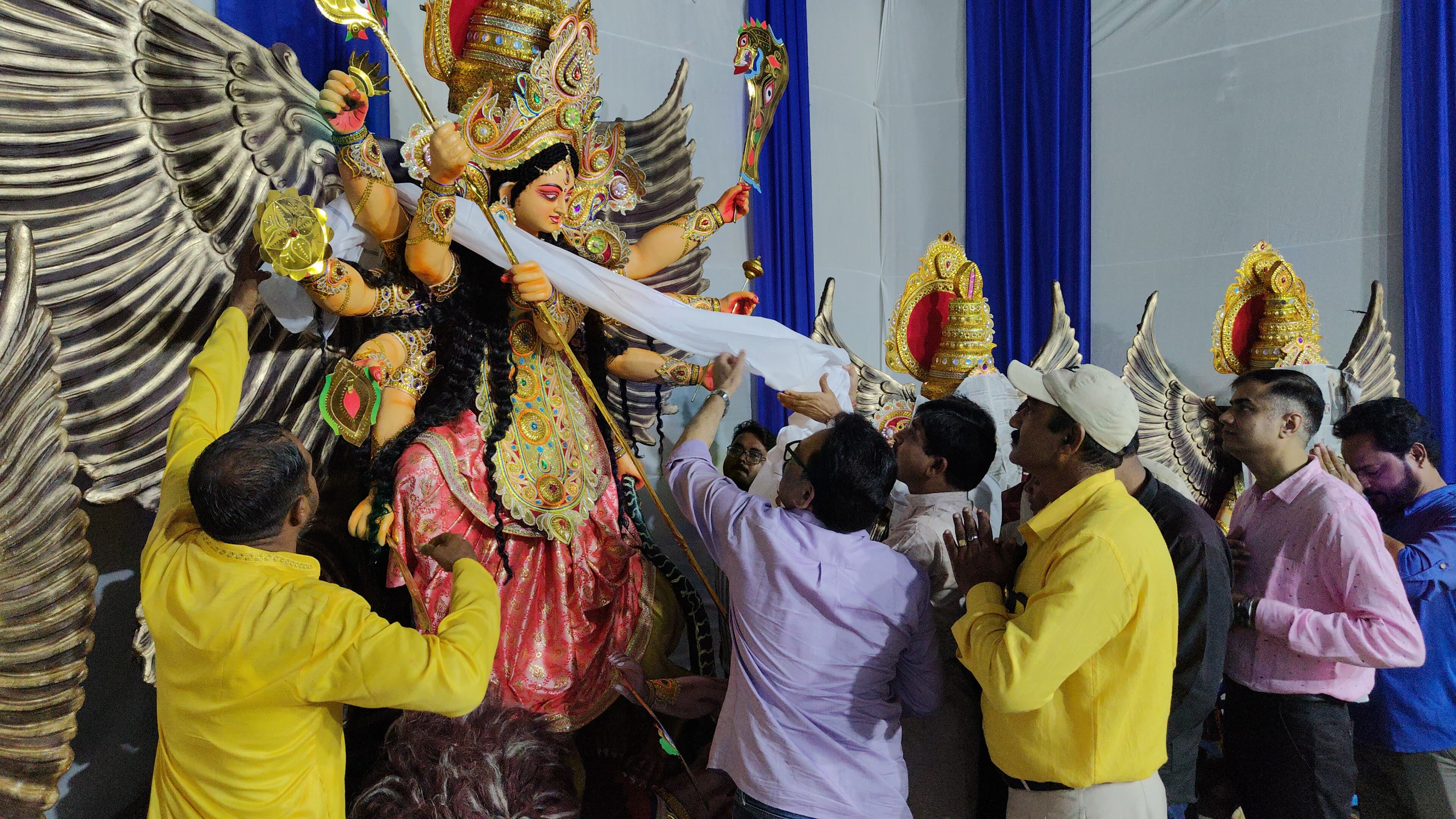 प्रतिमा का पट खोलते सांसद