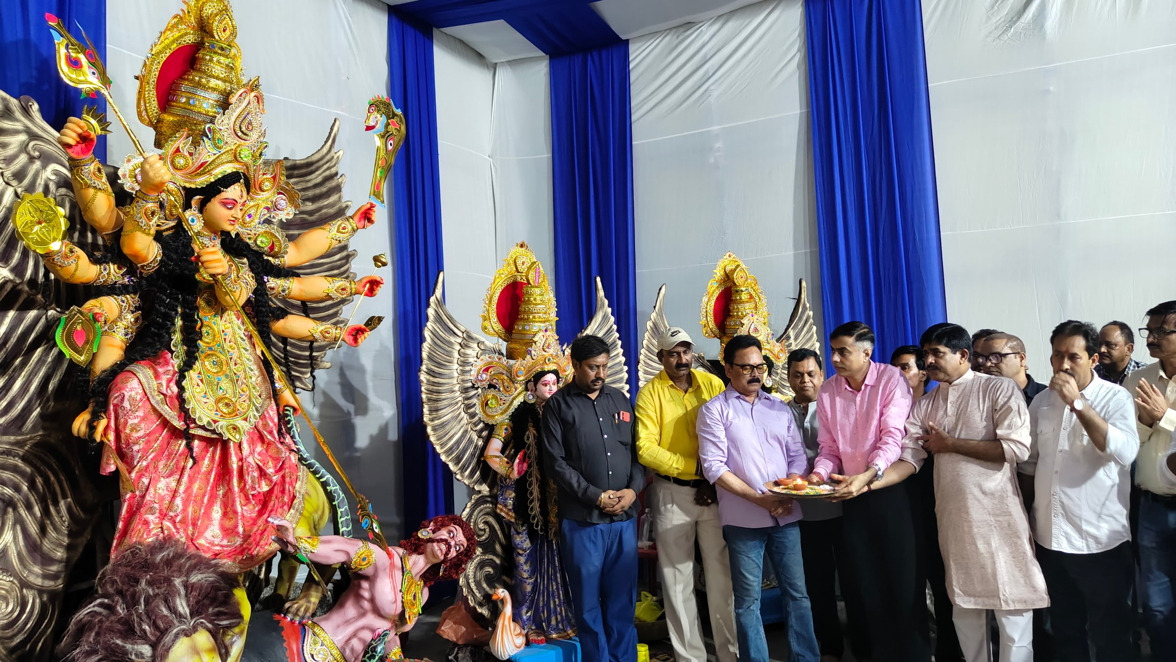 आरती में उपस्थित सांसद व अन्य