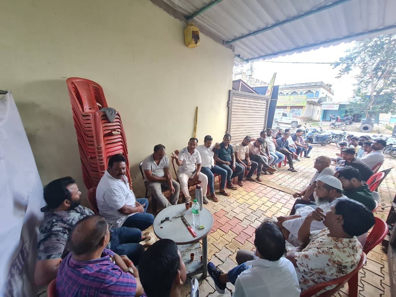 बैठक में उपस्थित ट्रक मालिक