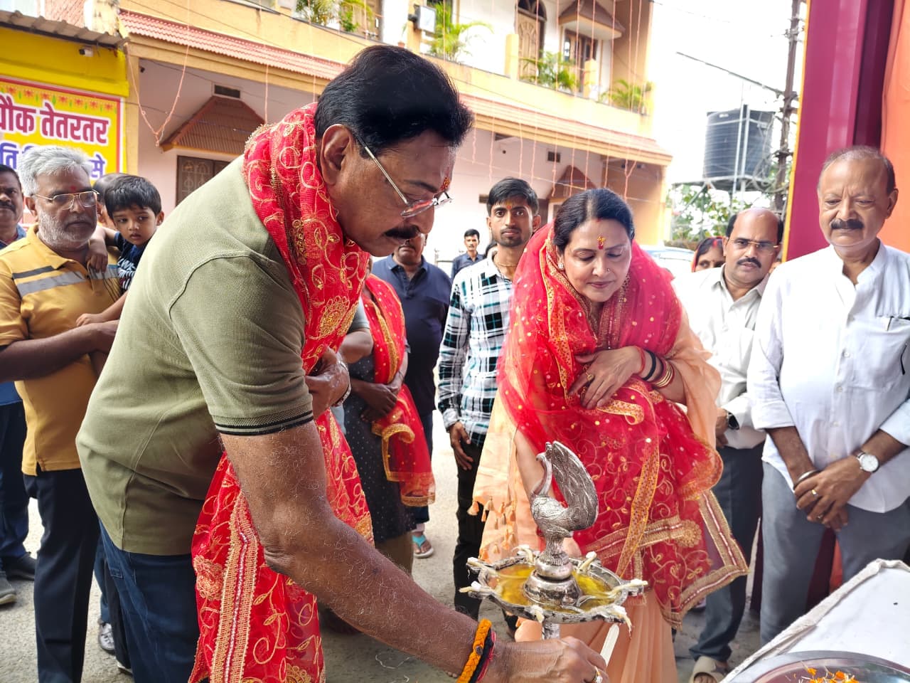 पंडाल का उद्घाटन करके अतिथि