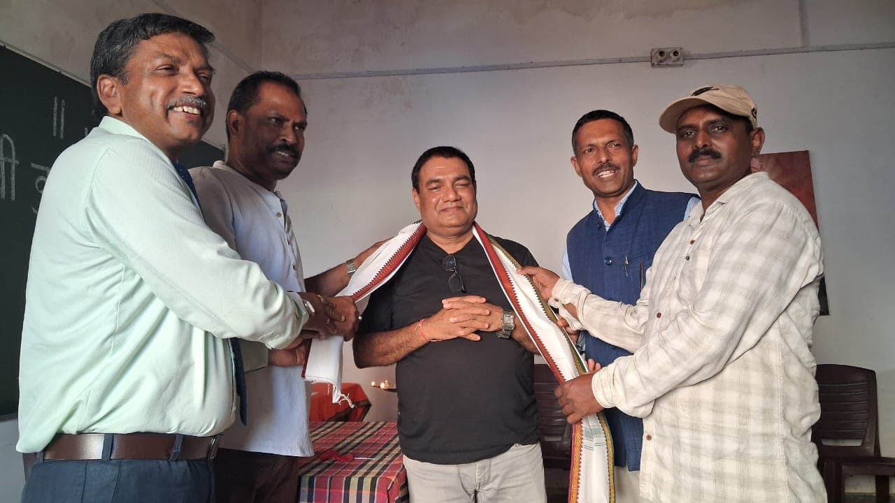 शॉल ओढ़ाकर सम्मानित करते
