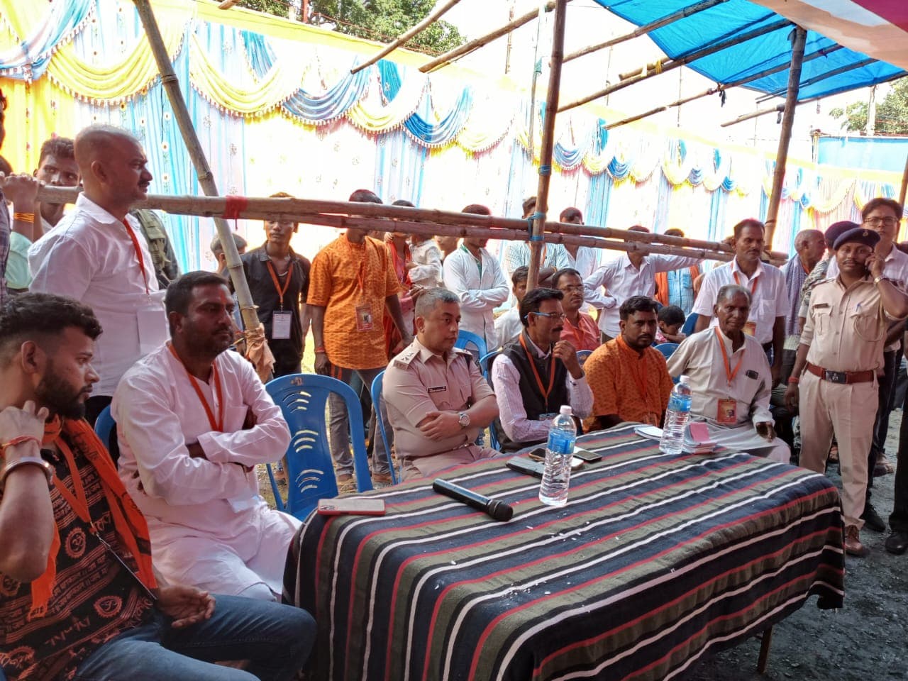 बैठक करते एसपी