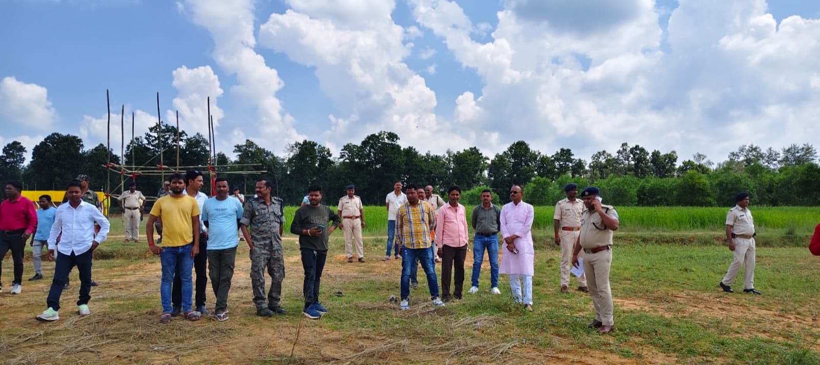 कार्यक्रम स्थल का जायजा लेते पदाधिकारी
