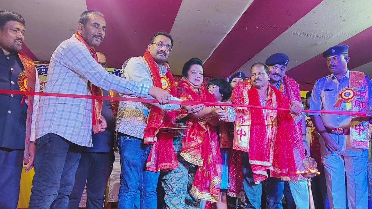कार्यक्रम का उद्घाटन करते मुख्य अतिथि व अन्य