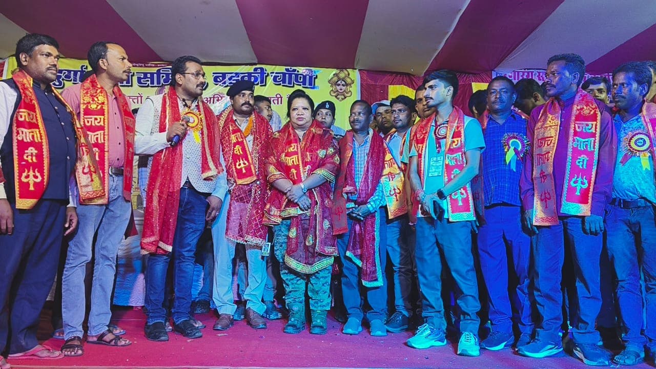 मुख्य अतिथि के साथ उपस्थित सदस्य