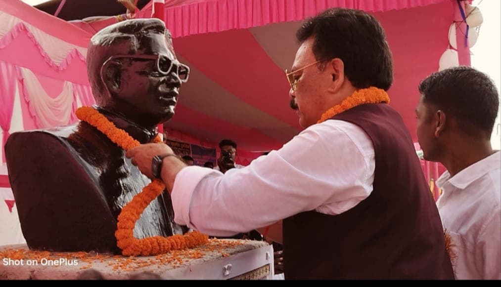 कार्तिक उरांव की प्रतिमा पर माल्यार्पण करते सांसद सुखदेव भगत