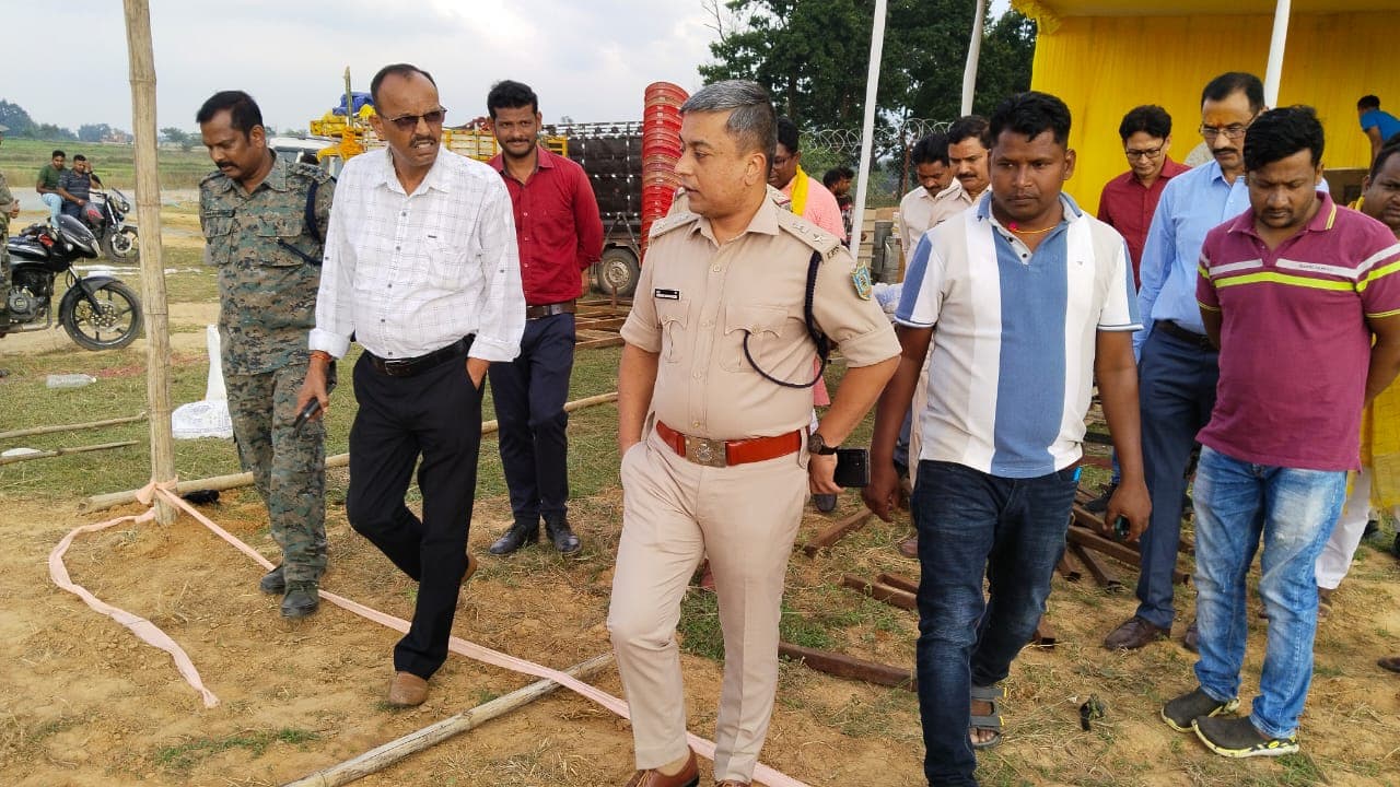 मेला स्थल का निरीक्षण करते एसपी सादिक अनवर रिजवाई व अन्य