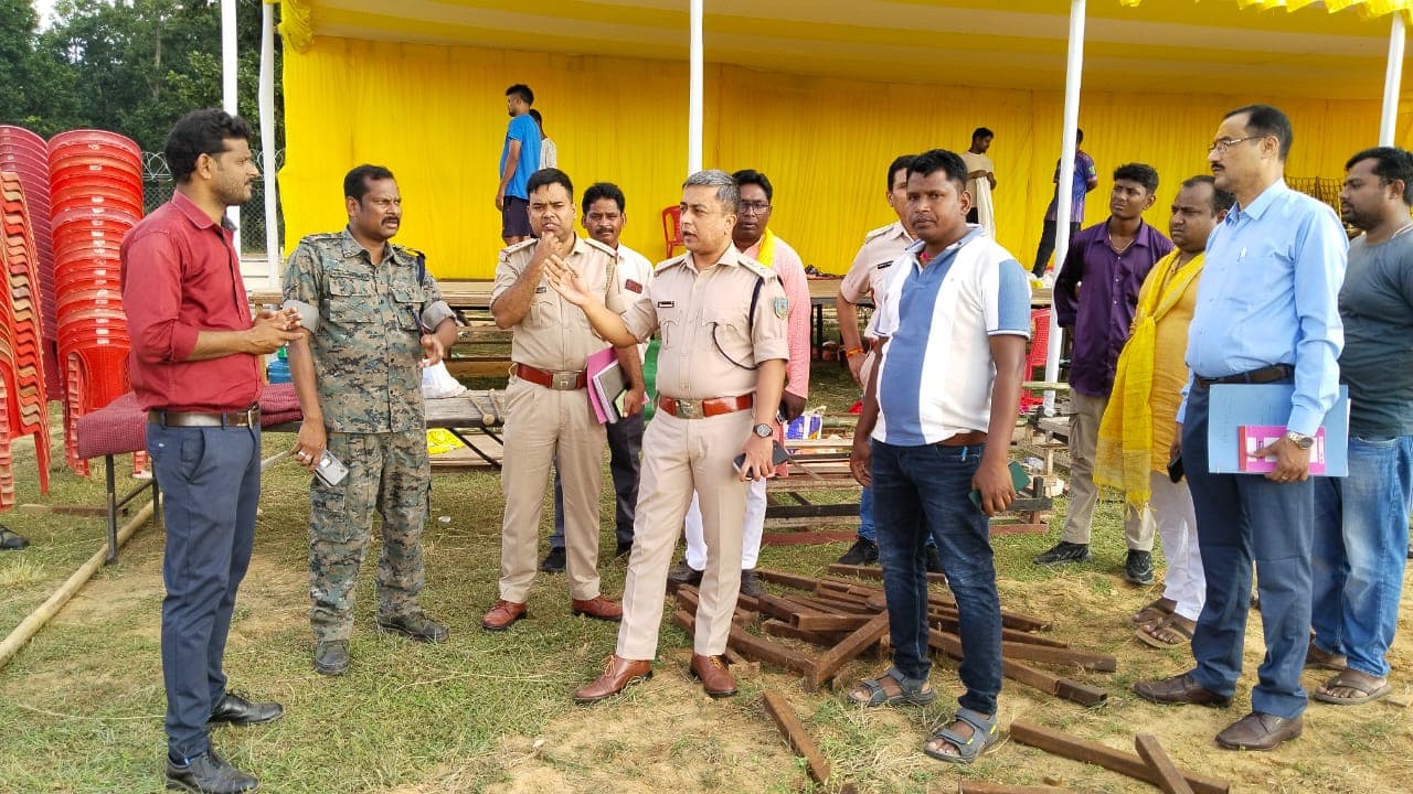 निरीक्षण के दौरान निर्देश देते एसपी