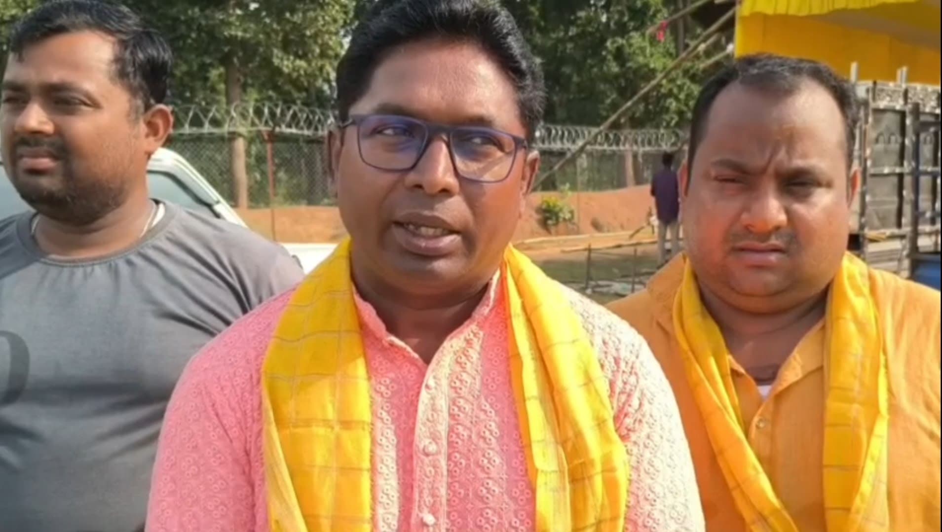 मेला स्थल में मीडियाकर्मियों को जानकारी देते केंद्रीय दुर्गा पूजा समिति के अध्यक्षअध्यक्ष