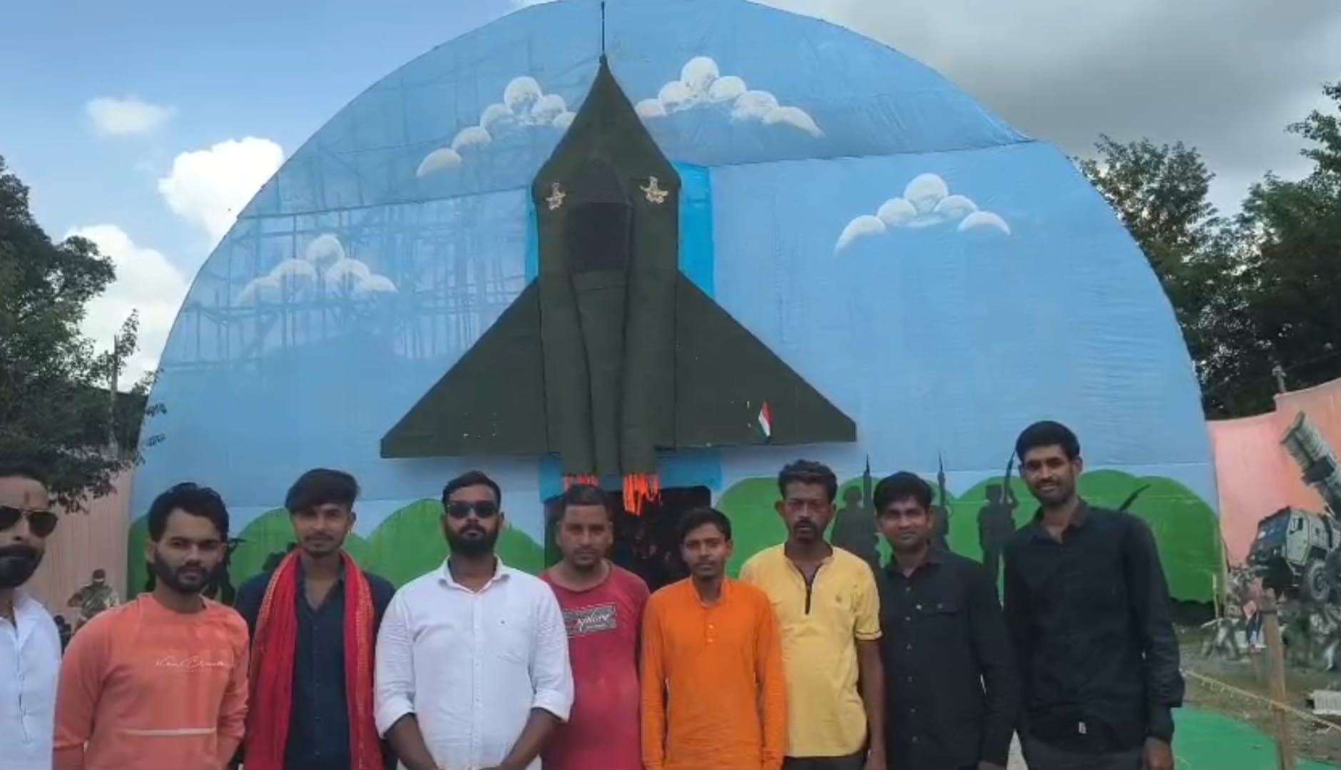 पंडाल के समक्ष उपाथित सदस्य