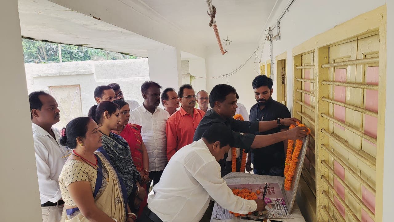 माल्यार्पण करते जिलाध्यक्ष