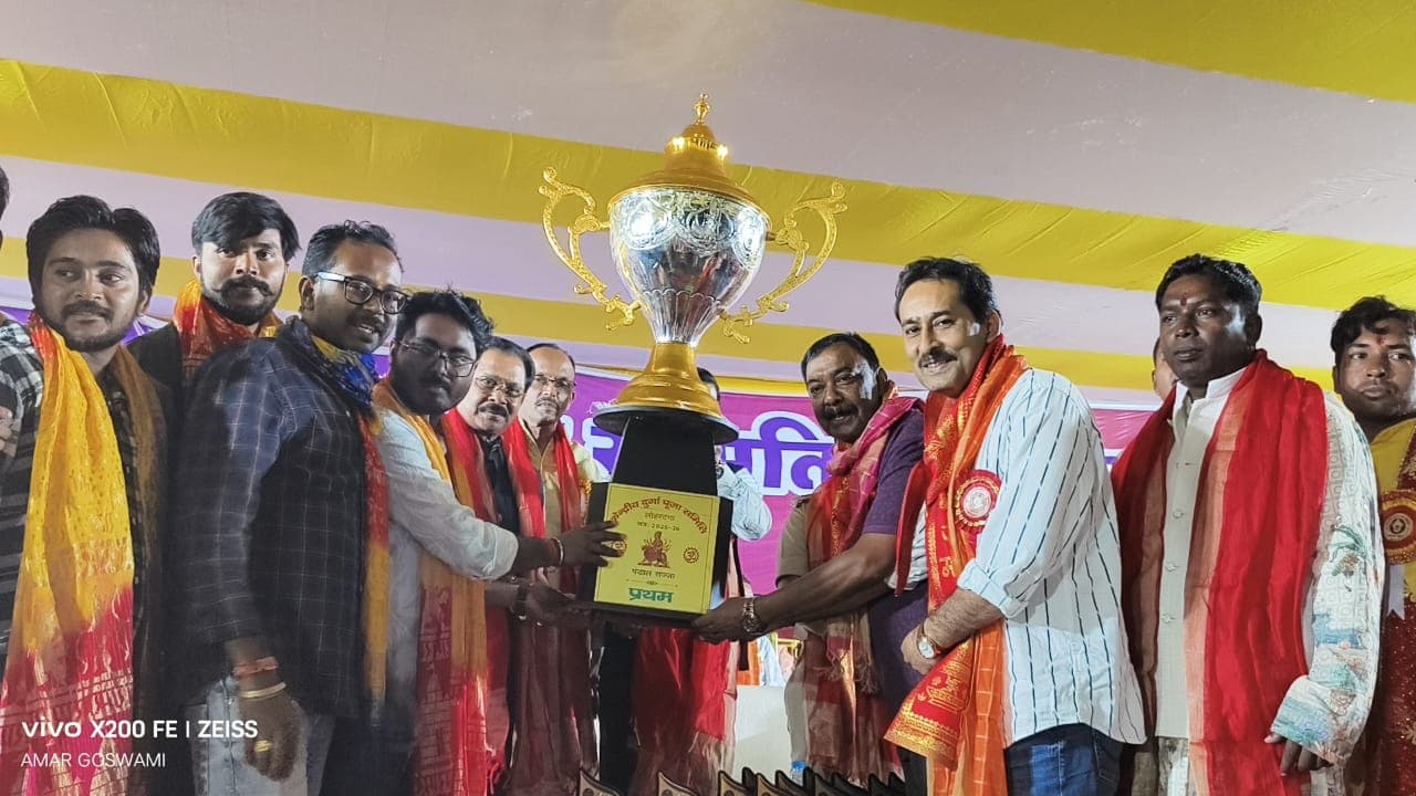 सम्मानित करते अतिथिगण