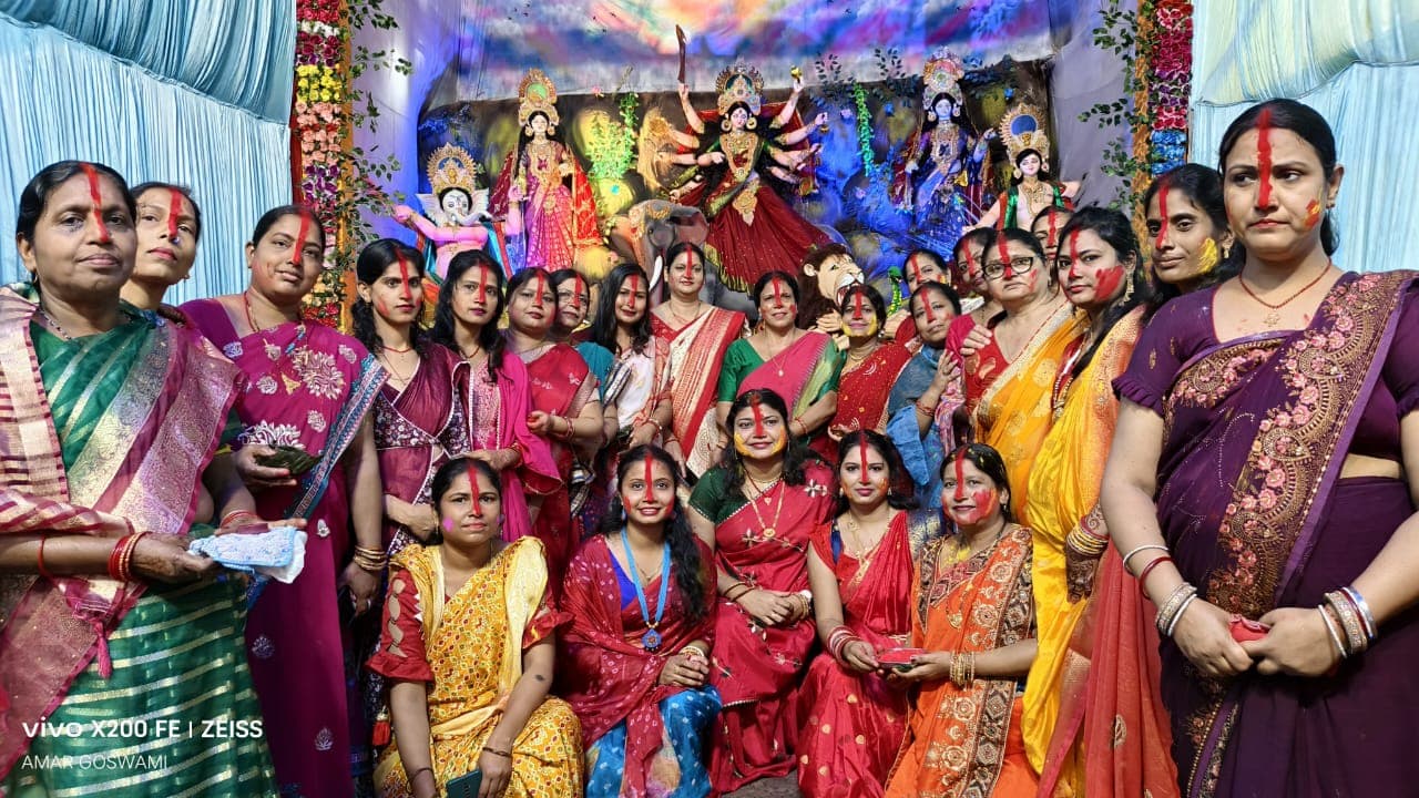 सिंदूर खेला में शामिल महिलाएं