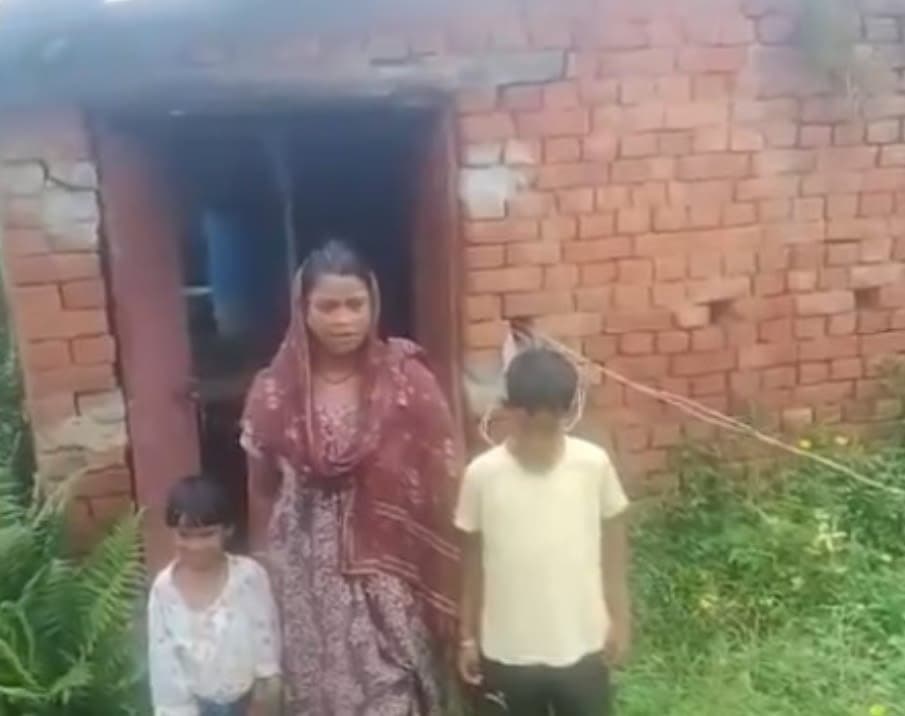 अपने घर के समक्ष प्रभा देवी