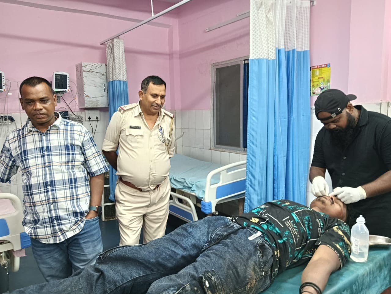 युवक का इलाज करते डॉक्टर