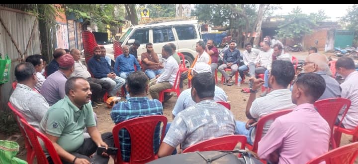 बैठक करते लोहरदगा गुमला ट्रक ऑनर्स एशोसिएशन के पदाधिकारी व सदस्य