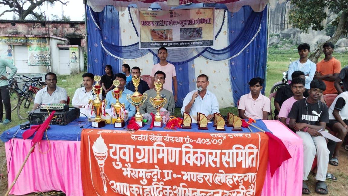 मंचासीन अतिथि