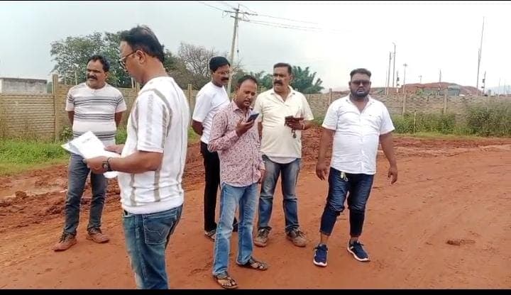 दौरे के दौरान उपस्थित संगठन के सदस्य