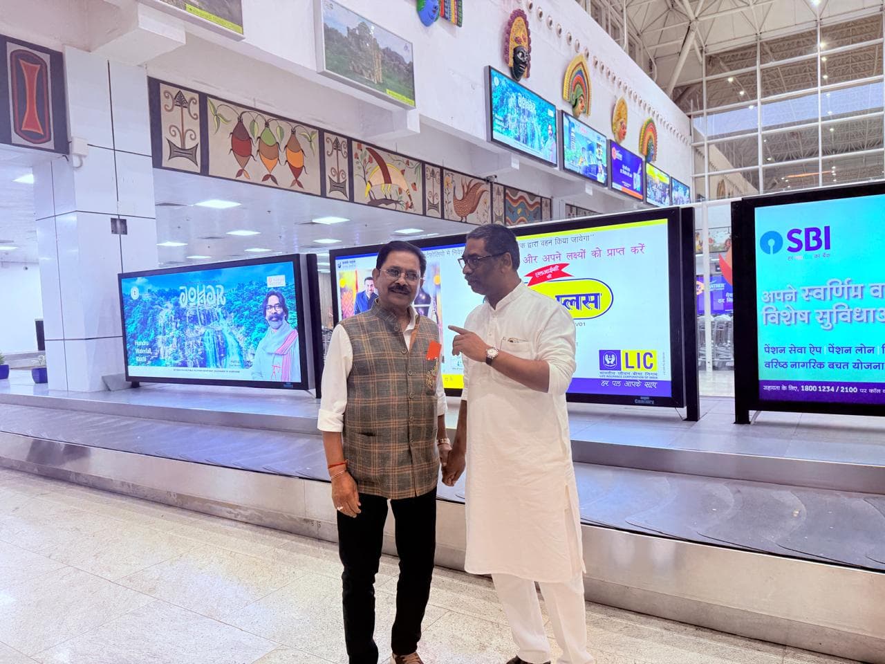 झारखंड के मुख्यमंत्री हेमंत सोरेन से मिलते पूर्व राज्यसभा सांसद धीरज प्रसाद साहू