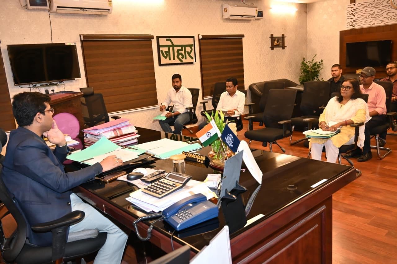 बैठक करते उपायुक्त