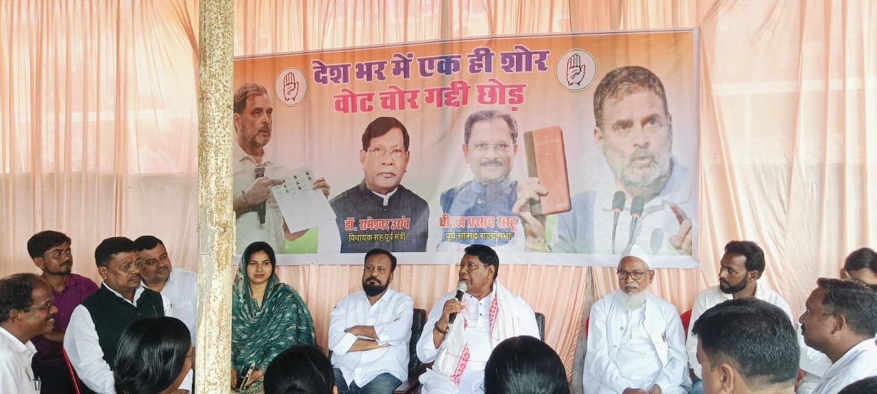 हस्ताक्षर अभियान को संबोधित करते विधायक