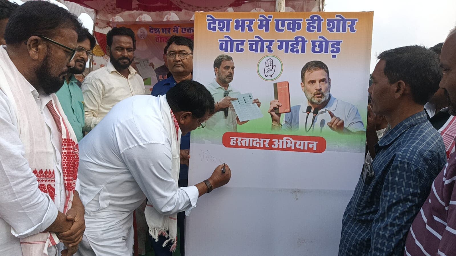 हस्ताक्षर अभियान की शुरुवात करते डॉ रामेश्वर उरांव