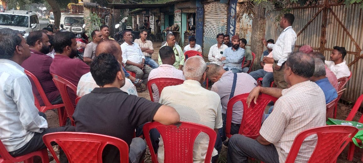 बैठक करते संगठन के पदाधिकारी व कार्यकर्ता