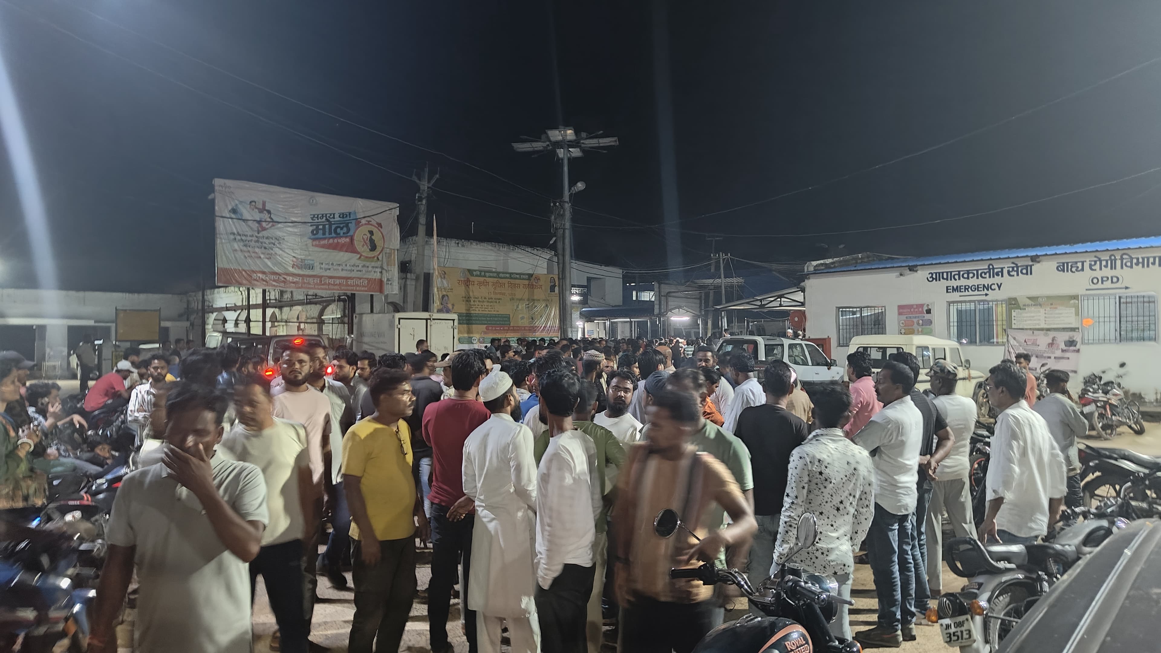 घटना के बाद सदर अस्पताल में लोगों की भीड़